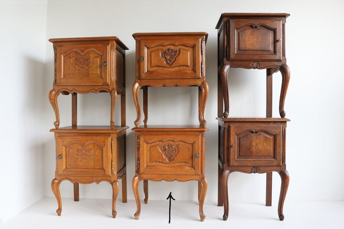 photo for sale Handgesneden Country French Louis XVI-stijl Handgemaakt Eiken Nachtkastjes 1960 Deurtjes Mid-Century Bedside Tables Vintage End Tables
