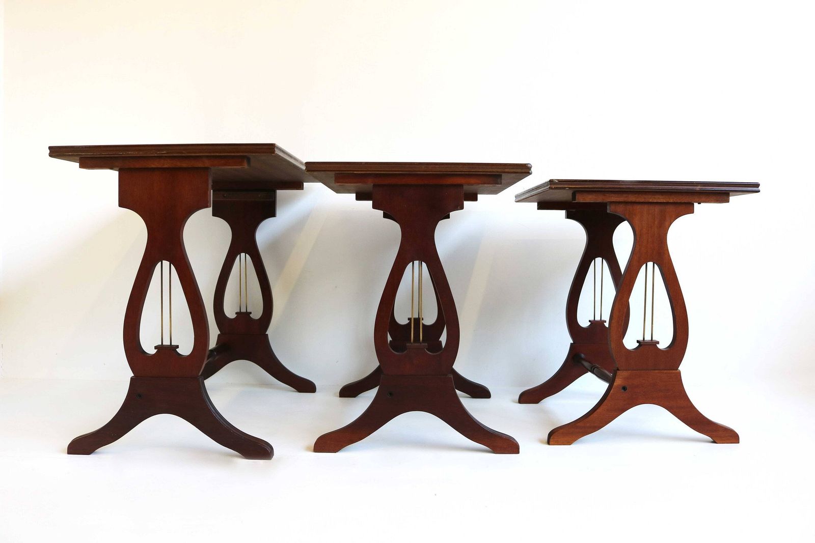 photo furniture Mid Century Wooden Nesting Tables With Green Leather Tops Harp Shaped Legs Set Of Three Sides Tables Antique Style Nest Of Tables Mimiset 70