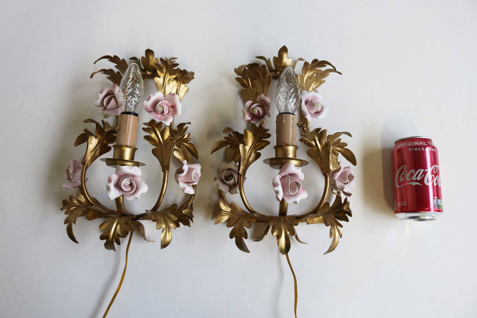 photo furniture Lovely Pair Of Gilded Tole Italian Wall Sconces With Hand Made Pink Porcelain Roses Flower Wall Lights Hollywood Regency Romantic 1950 1960