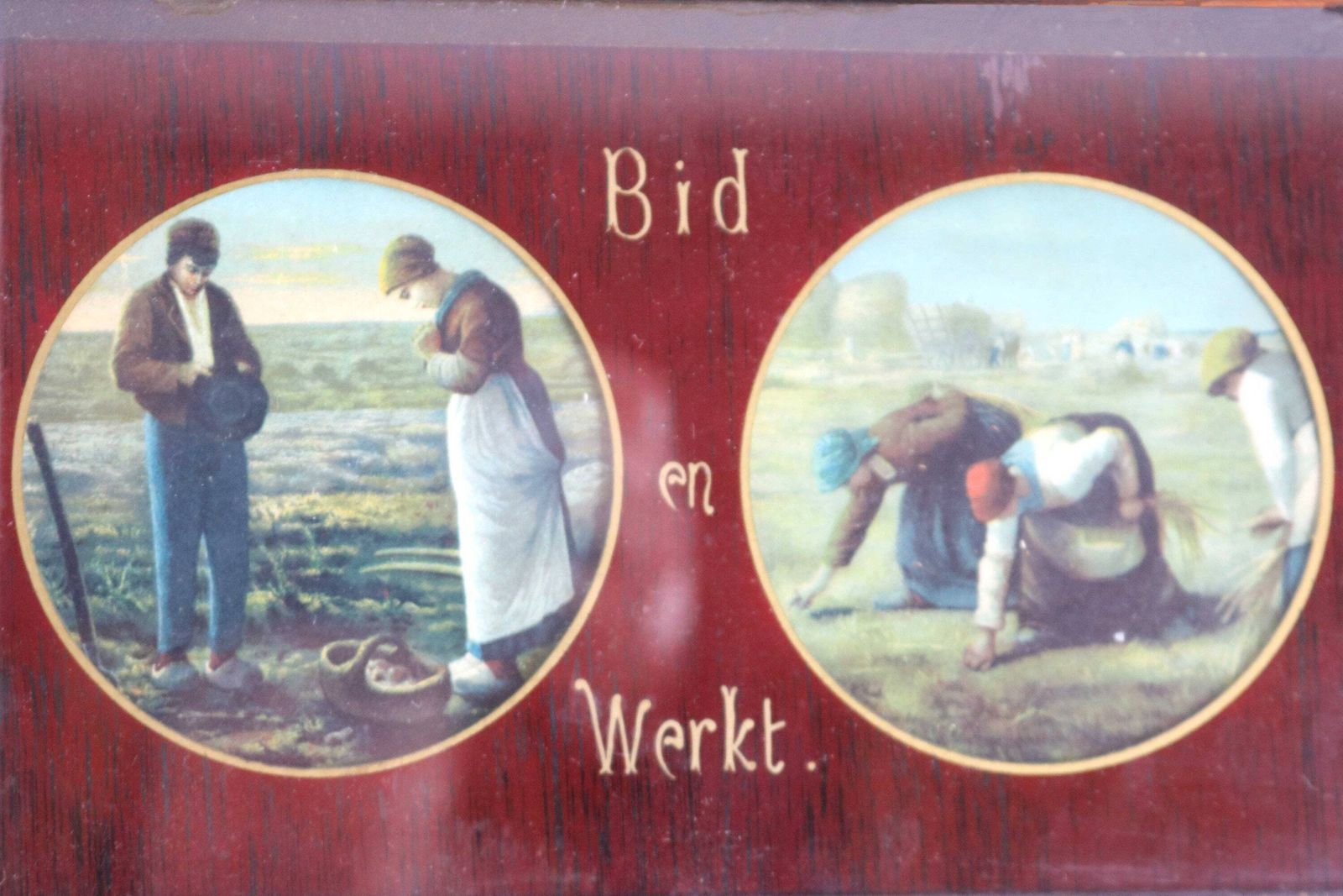 Prays And Works Vintage Antiek Hangkastje Met Geslepen Spiegel Met Gebruikssporen, Halmeubel, Toiletcabinet, Wandspiegel Voor Slaapkamer, Twee Lades, Kamtray, Jaren 1930 photo for sale