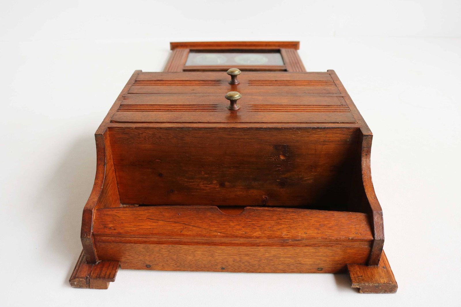 Prays And Works Vintage Antiek Hangkastje Met Geslepen Spiegel Met Gebruikssporen, Halmeubel, Toiletcabinet, Wandspiegel Voor Slaapkamer, Twee Lades, Kamtray, Jaren 1930 photo vintage