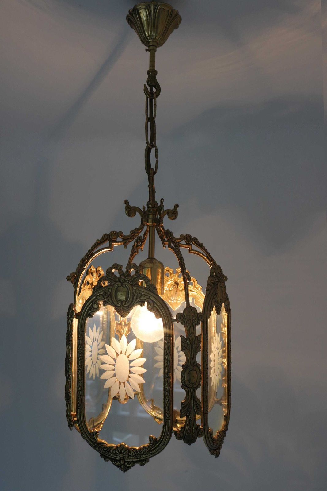 Antieke Stijl Franse Hanglantaarn Louis XVI Stijl – Gegoten Messing En Gegraveerd Glas – Bloemmotief – Hallantaarn – Ca. Jaren 1950 photo buy
