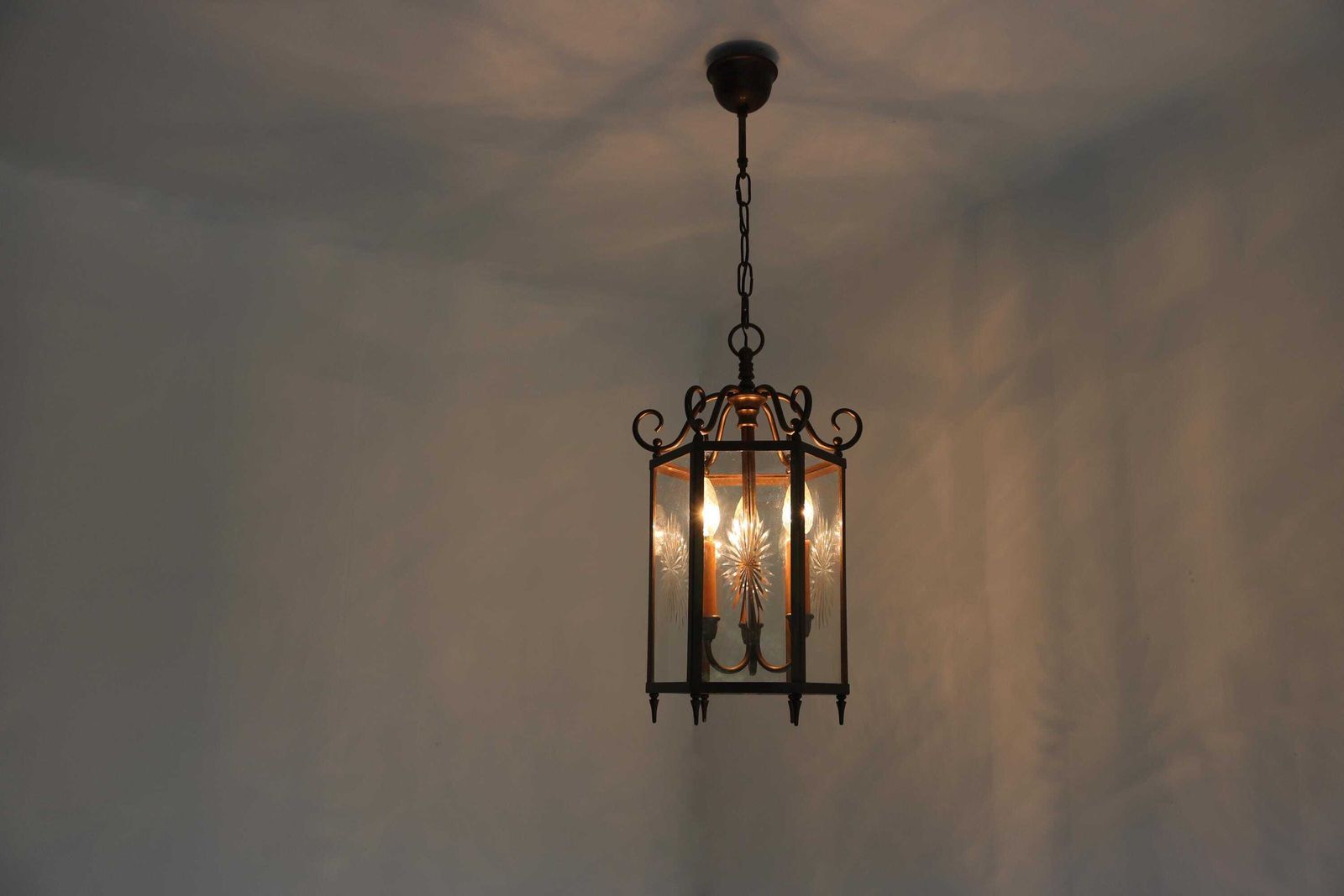 Neoklassieke Franse Messing En Gegraveerd Sterrenglas Hangende Hallantaarn Zes Panelen Lichtarmatuur Entreehal Hanglamp Kroonluchter 1950 photo Verlichting