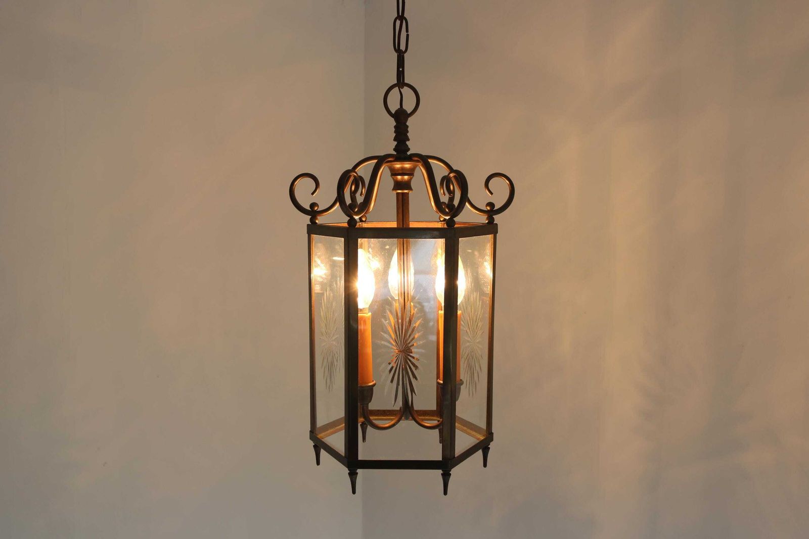 Neoklassieke Franse Messing En Gegraveerd Sterrenglas Hangende Hallantaarn Zes Panelen Lichtarmatuur Entreehal Hanglamp Kroonluchter 1950 photo buy