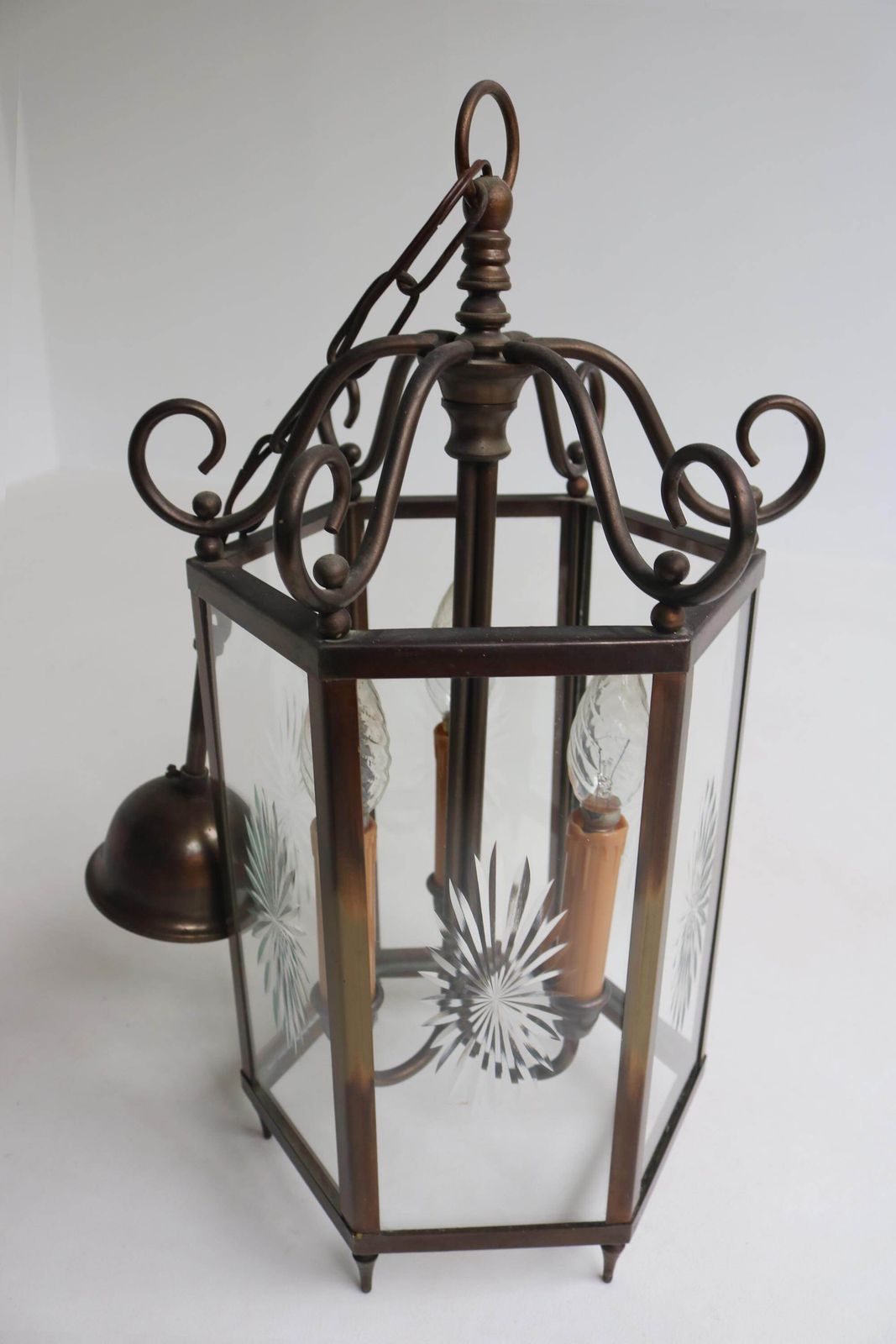 photo for sale Neoklassieke Franse Messing En Gegraveerd Sterrenglas Hangende Hallantaarn Zes Panelen Lichtarmatuur Entreehal Hanglamp Kroonluchter 1950