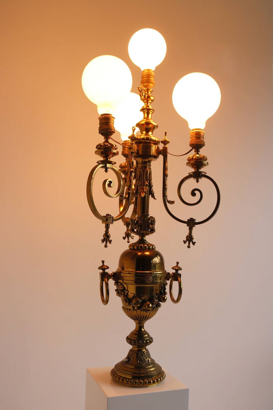 An Impressive Ornate Converted Late Victorian Brass Gas Table Lamp Four Lights Hollywood Regency Desk Lamp Standing Antique Lightning 1880s photo vinterior