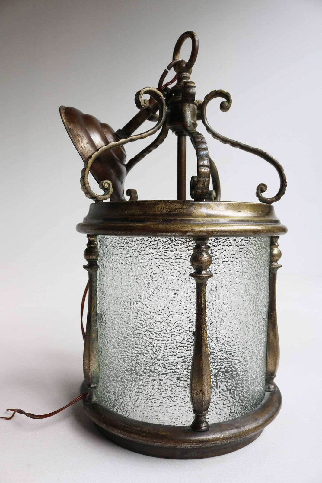 Antieke Bronzen Lantaarn Met Vijf Getextureerde Gebogen Glazen Panelen Handgemaakt Vintage Hal Plafondlamp Hanglamp Messing Frans Ca. 1900 photo Verlichting