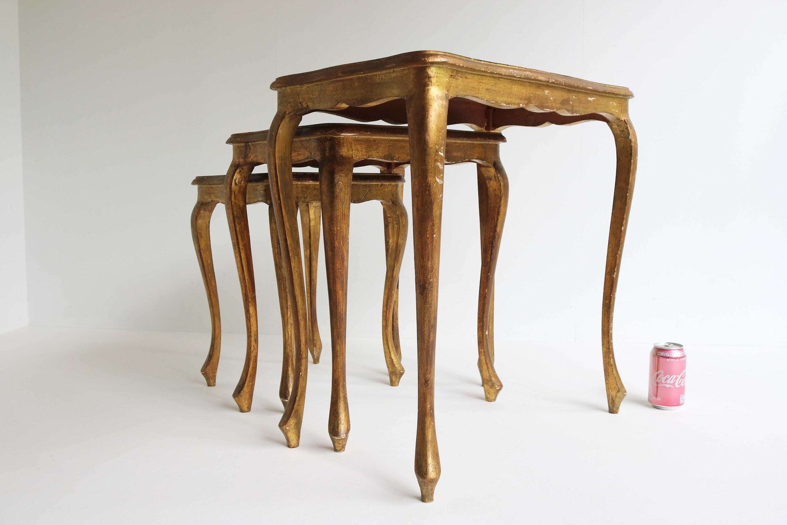Set Van Drie Florentijnse Salontafels In Verguld Hout – Italiaanse Nesttafels – Neoklassieke Vergulde Bijzettafels – Goudkleurig, Handgeschilderd, Jaren 1960 photo vintage