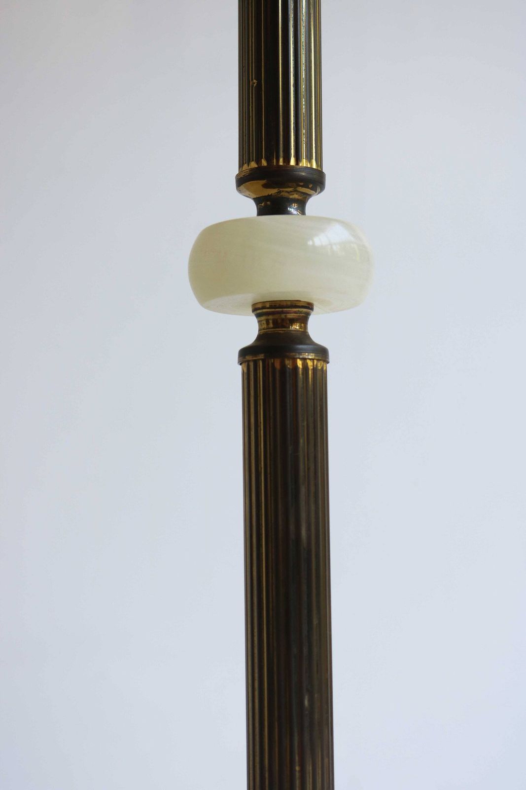 Retro Vintage Staande Onyx Marmer Messing Dolfijn Asbak Franse Hollywood Regency Vloerstandaard Sigarettenstandaard Mid Century Voetstuk Asbak Jaren 60 photo vinterior