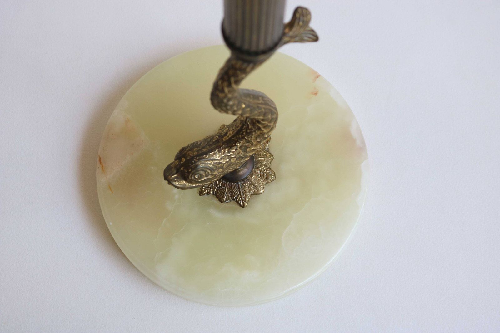 Retro Vintage Staande Onyx Marmer Messing Dolfijn Asbak Franse Hollywood Regency Vloerstandaard Sigarettenstandaard Mid Century Voetstuk Asbak Jaren 60 photo vintage