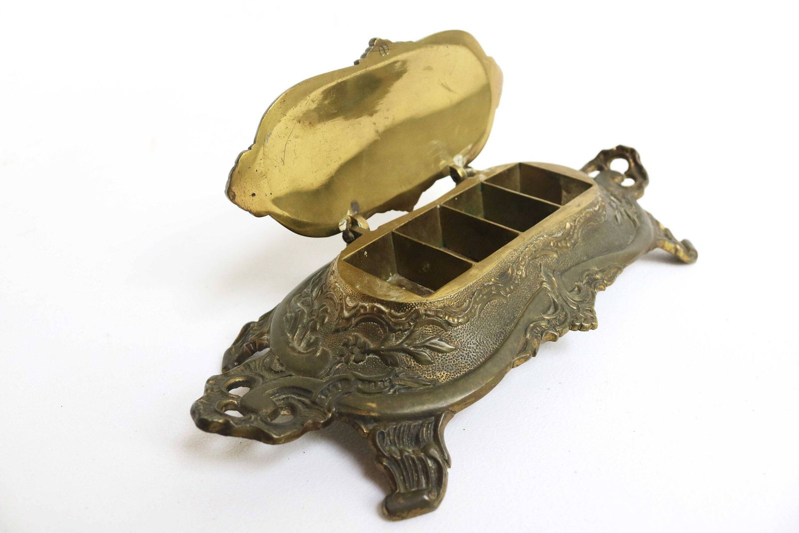 Antiek Frans Bronzen Postzegeldoos Met Bloemmotieven – Bureauaccessoire Met Vier Vakken, Ca. 1900–1920 photo 220.0