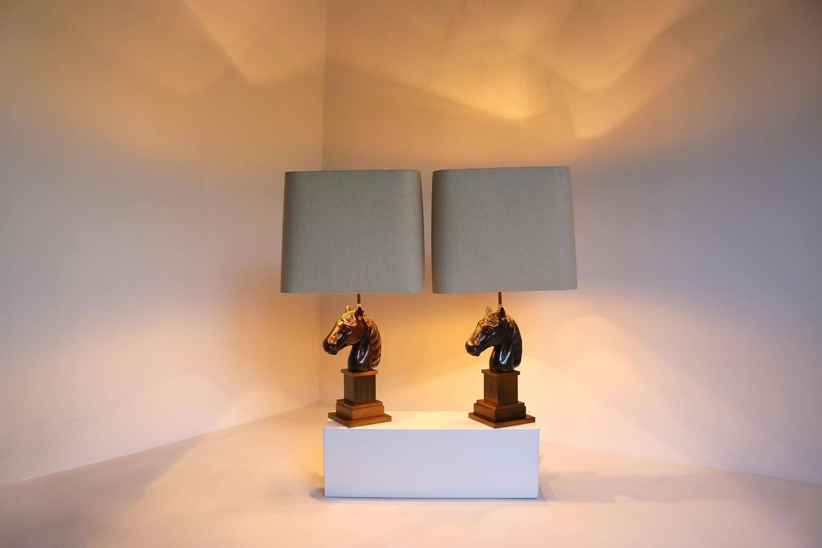 Twee Hollywood Regency Paardenhoofdslampen, Mid Century Koppel Messing Paarden Tafellampen Met Kappen, Jaren 1970