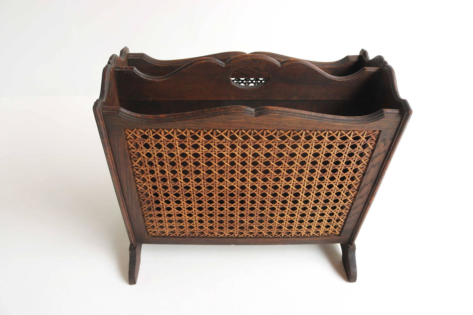 Houten Tijdschriftenrek Met Houtsnijwerk, Rattan En Krantenvak – Franse Mid Century Stijl, Ca. Jaren 1950 photo for sale