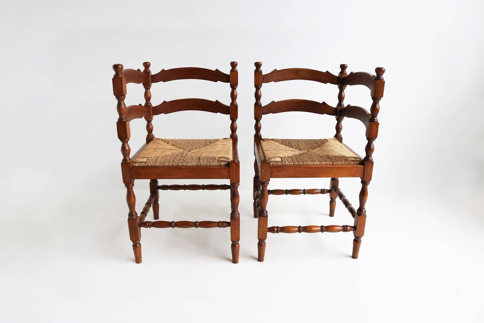Paar Antieke Nederlandse Hoekstoelen – Rustiek Eiken Met Gevlochten Biezen Zitting – Jaren 1930, Boerenhuisstoelen