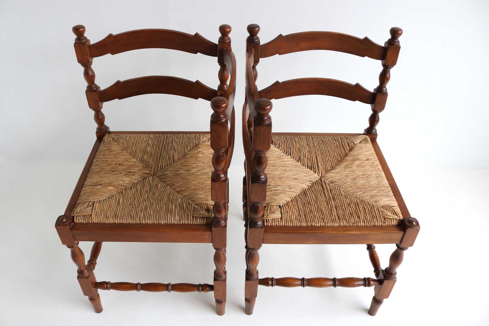 Paar Antieke Nederlandse Hoekstoelen – Rustiek Eiken Met Gevlochten Biezen Zitting – Jaren 1930, Boerenhuisstoelen photo furniture