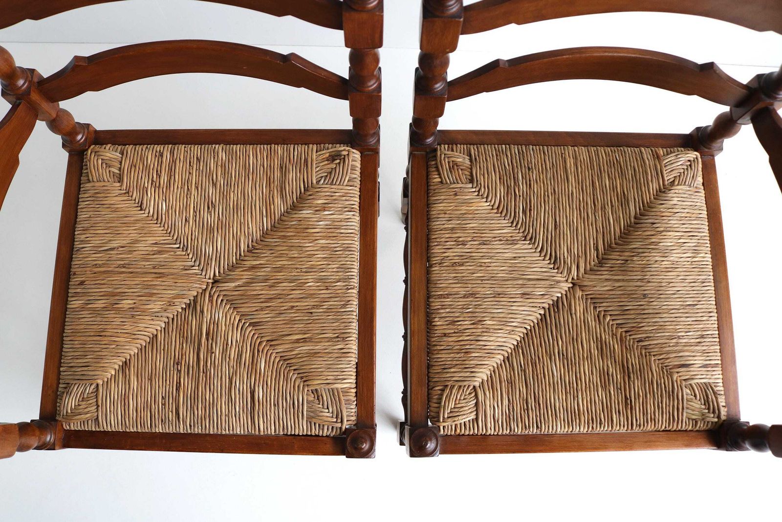 Paar Antieke Nederlandse Hoekstoelen – Rustiek Eiken Met Gevlochten Biezen Zitting – Jaren 1930, Boerenhuisstoelen photo vintage