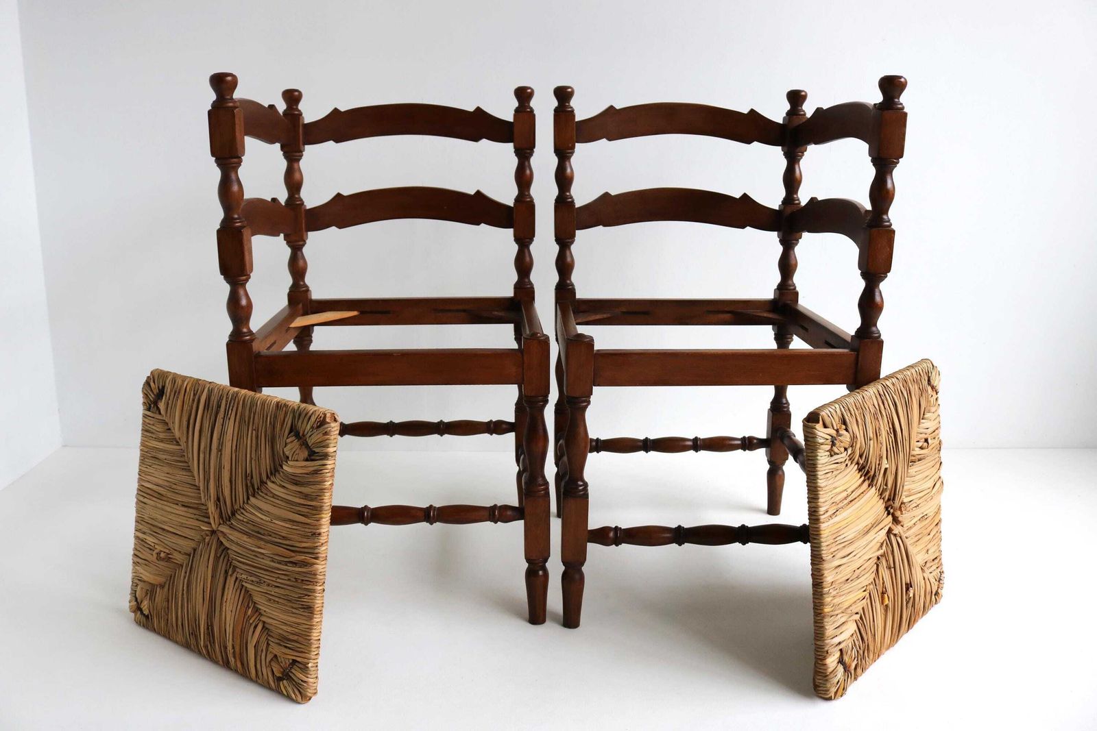 photo furniture Paar Antieke Nederlandse Hoekstoelen – Rustiek Eiken Met Gevlochten Biezen Zitting – Jaren 1930, Boerenhuisstoelen