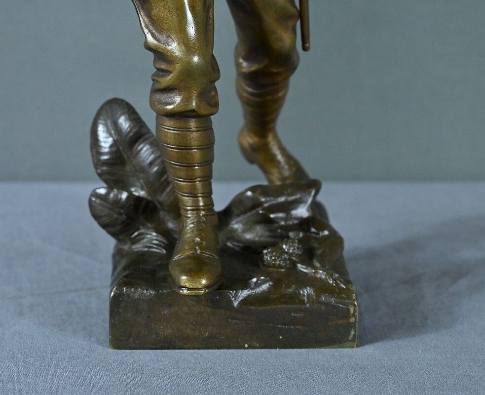 photo furniture Bronze “The Alpine Hunter”, Signed E.Carlier – Late 19th Century