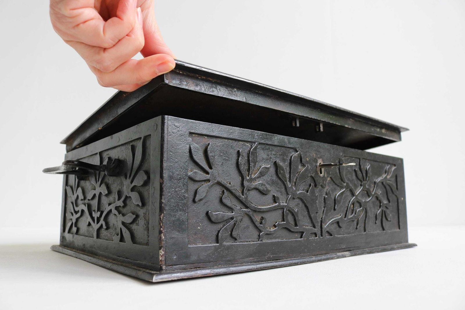 Arts And Crafts Victoriaanse Antieke Opbergkluis Met Deksel – Geldkistje – Art Nouveau Gietijzeren Slot – Brandveilige Schatkist – Sieraden En Archieven – 1880 photo vinterior