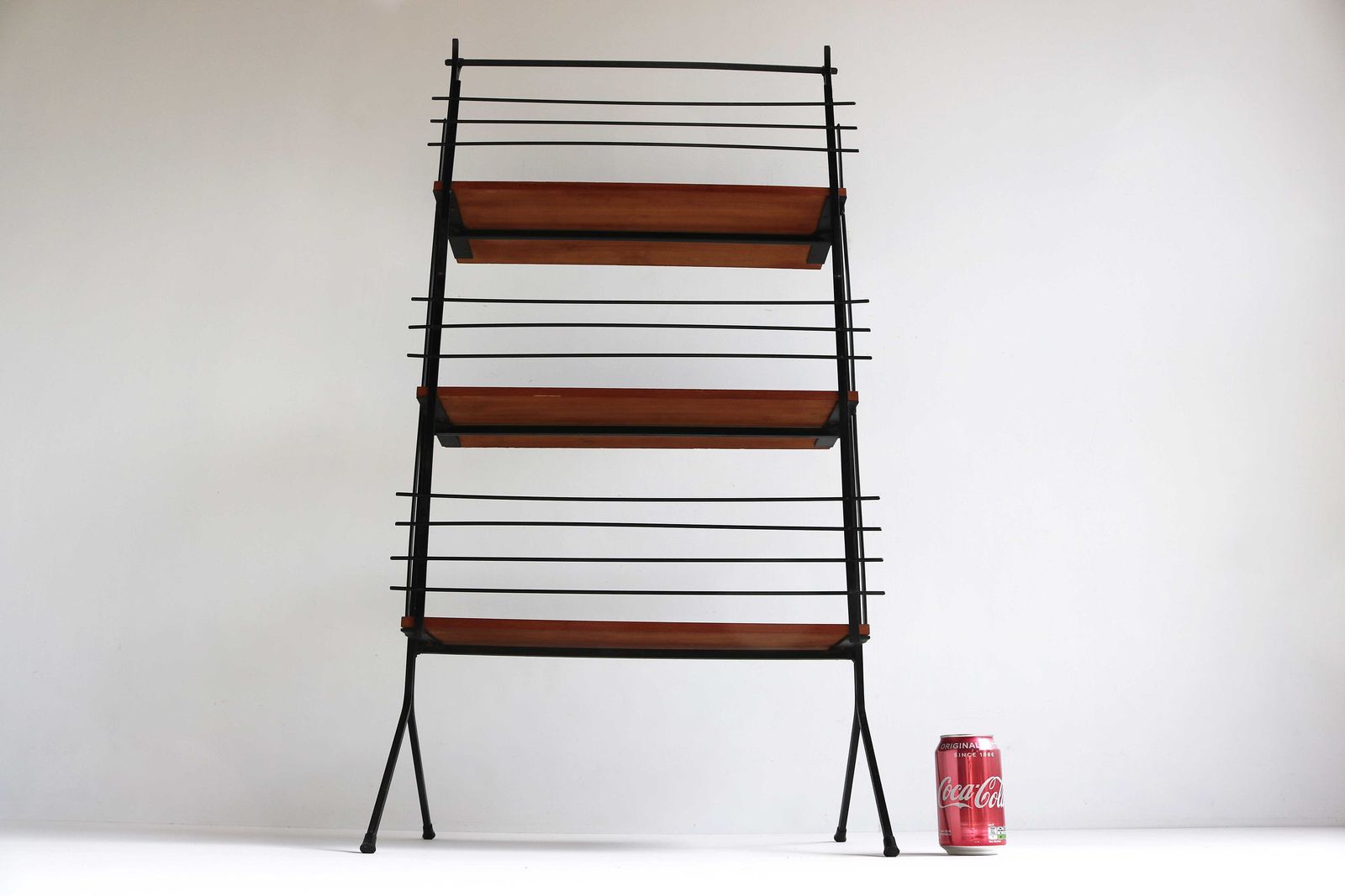 photo furniture Vintage Klein Zwart Metalen En Teakhouten Vrijstaande Stellingkast Roomdivider Staand Rek Boekenkast Plantenstandaard Etagère Mid Century Retro