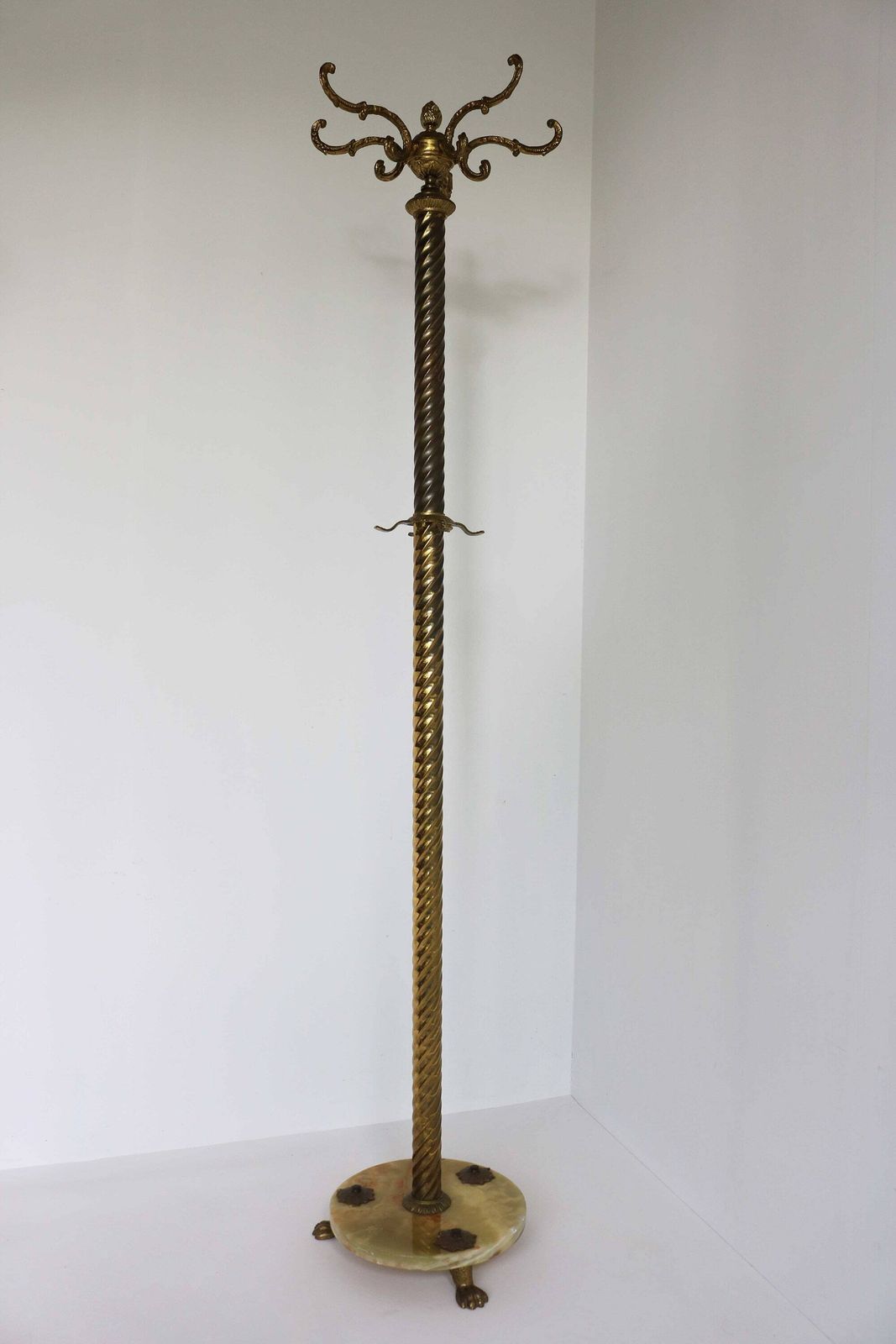 Sierlijke Mid Century Kapstok Van Messing En Onyx Marmer – Vloermodel, Vintage, Italiaanse Gedraaide Kolom, Ca. 1950–1960 photo furniture