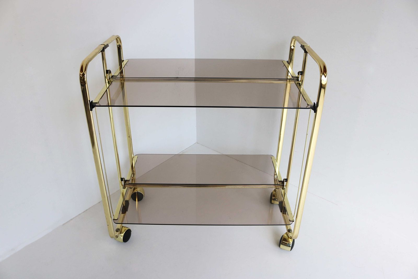 Mid Century Gouden Opvouwbare Barcart Teacart Cocktailcart Messing Entertainment Cart Hollywood Serveerwagen Display Cart Rookglas 1970 photo for sale