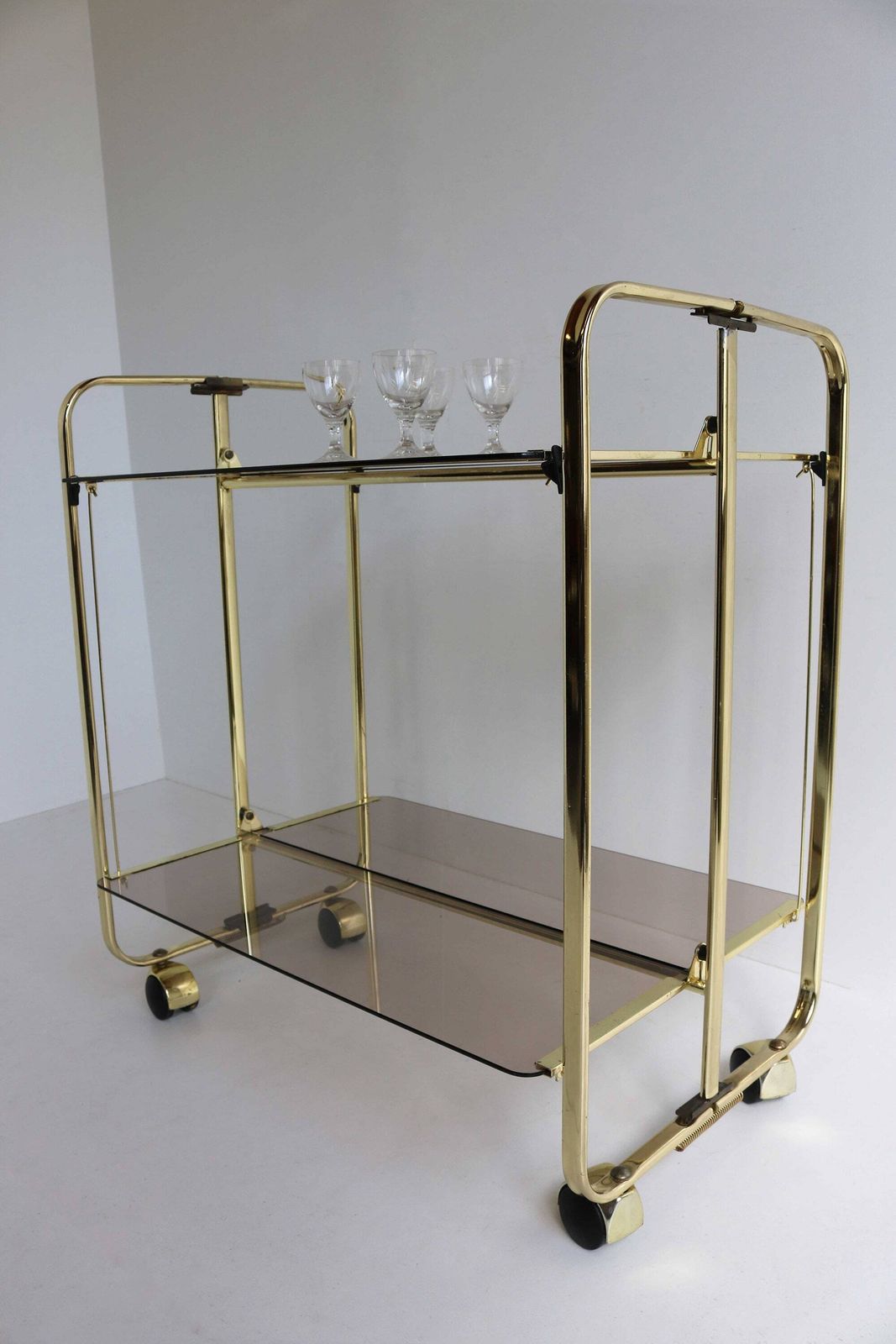Mid Century Gouden Opvouwbare Barcart Teacart Cocktailcart Messing Entertainment Cart Hollywood Serveerwagen Display Cart Rookglas 1970 photo Meubels