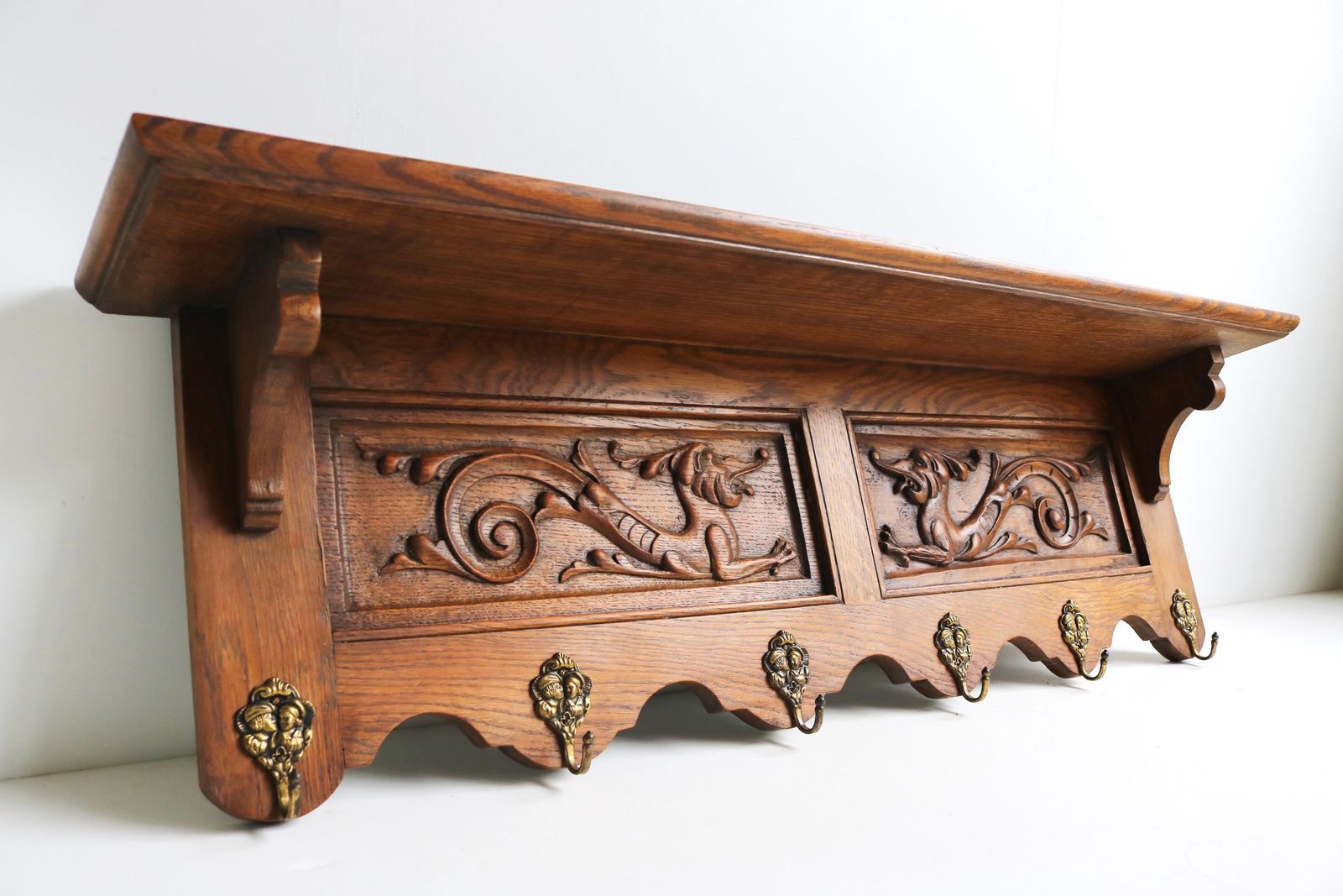 Nederlandse Eiken Wandrek Met Draakjes, Messing Haken, Vintage Handgesneden Houten Kapstok, Mid Century Keukenrek, Boekenplank, Jaren 1950 photo furniture