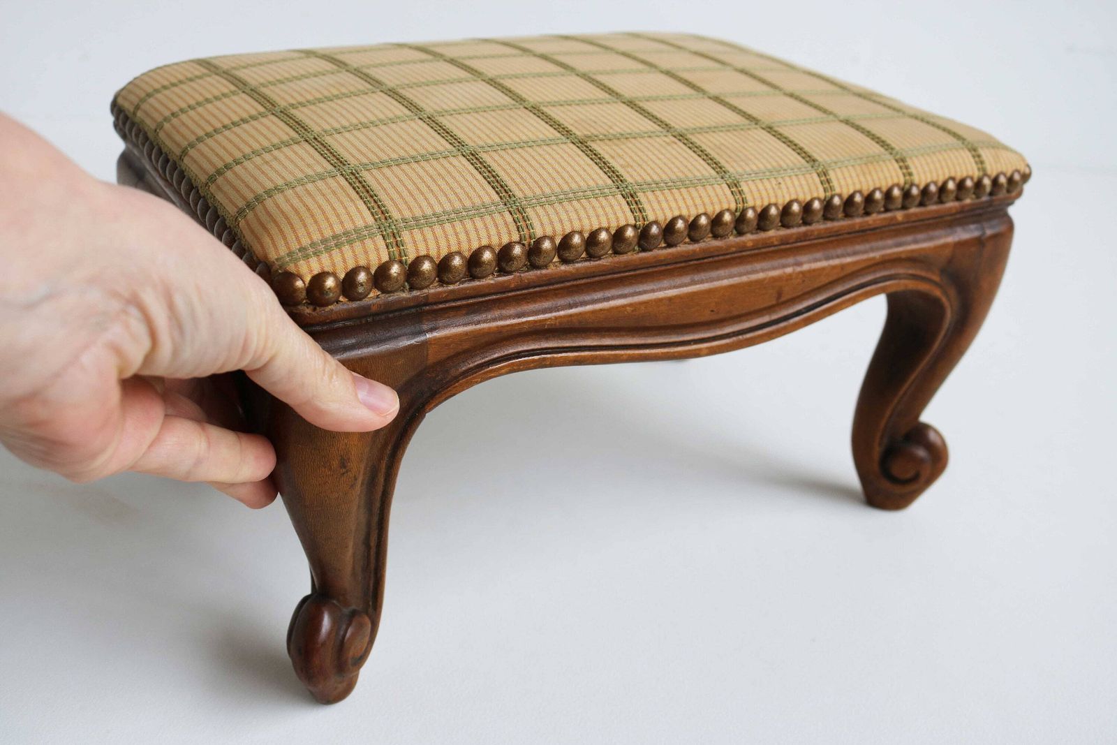 Kleine Rechthoekige Voetenbank – Franse Louis XV Stijl, Gesneden Hout Met Bekleding, Ca. Jaren 1950 photo furniture
