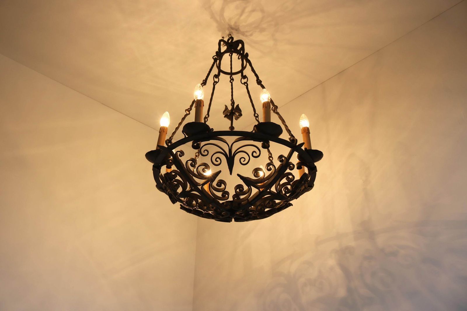 Grote Antieke Smeedijzeren Kasteelkroonluchter – Arts & Crafts – Ronde Hanglamp – Handgemaakt – Koepelvorm – Kroon Met Kettingen – Eind 19e Eeuw