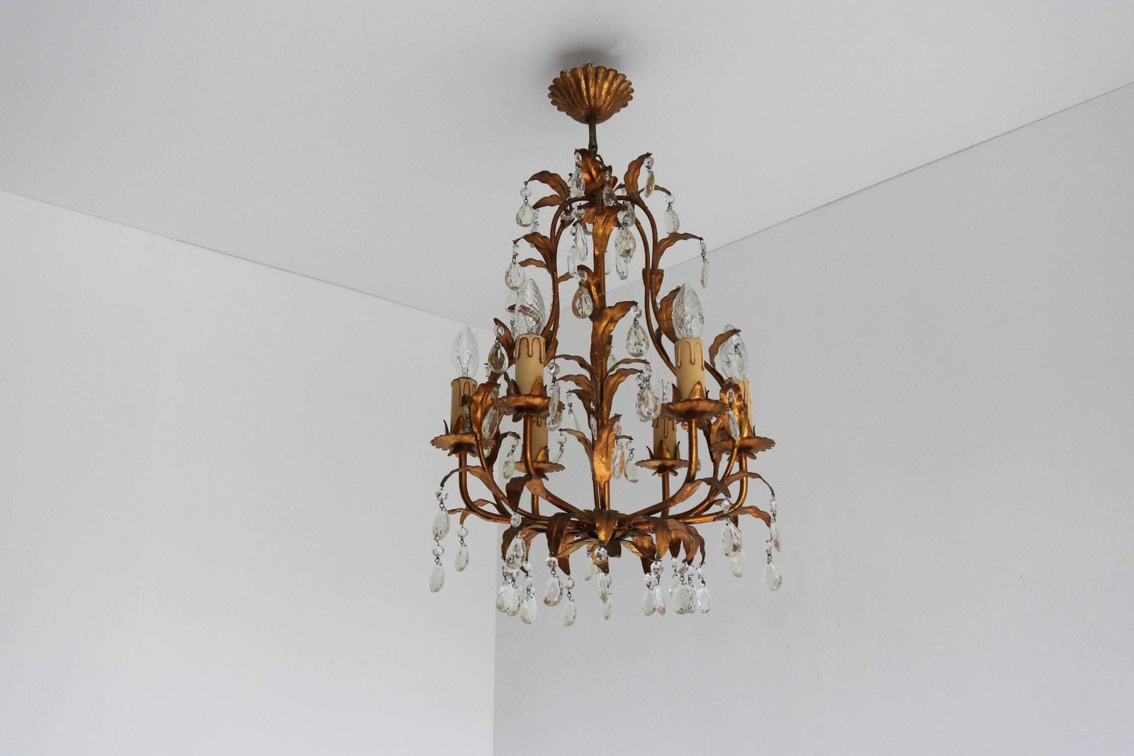 Italiaanse Geschilderde Vergulde Bladeren Kroonluchter Met Hangende Kristallen – Florentijnse Tole Hanglamp – Verguld Metaal – Hollywood Regency – Ca. Jaren 1950 photo furniture