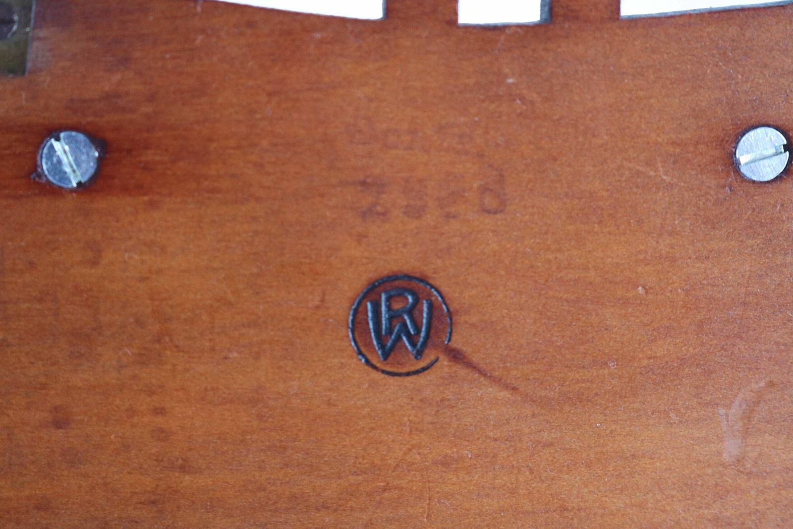 photo for sale Klein Mid Century Nederlands Provinciaal Wandrek Met Kerfsnijwerk – Fries Houtsnijwerk In Art Nouveau Stijl, Jugendstil, Ca. 1910