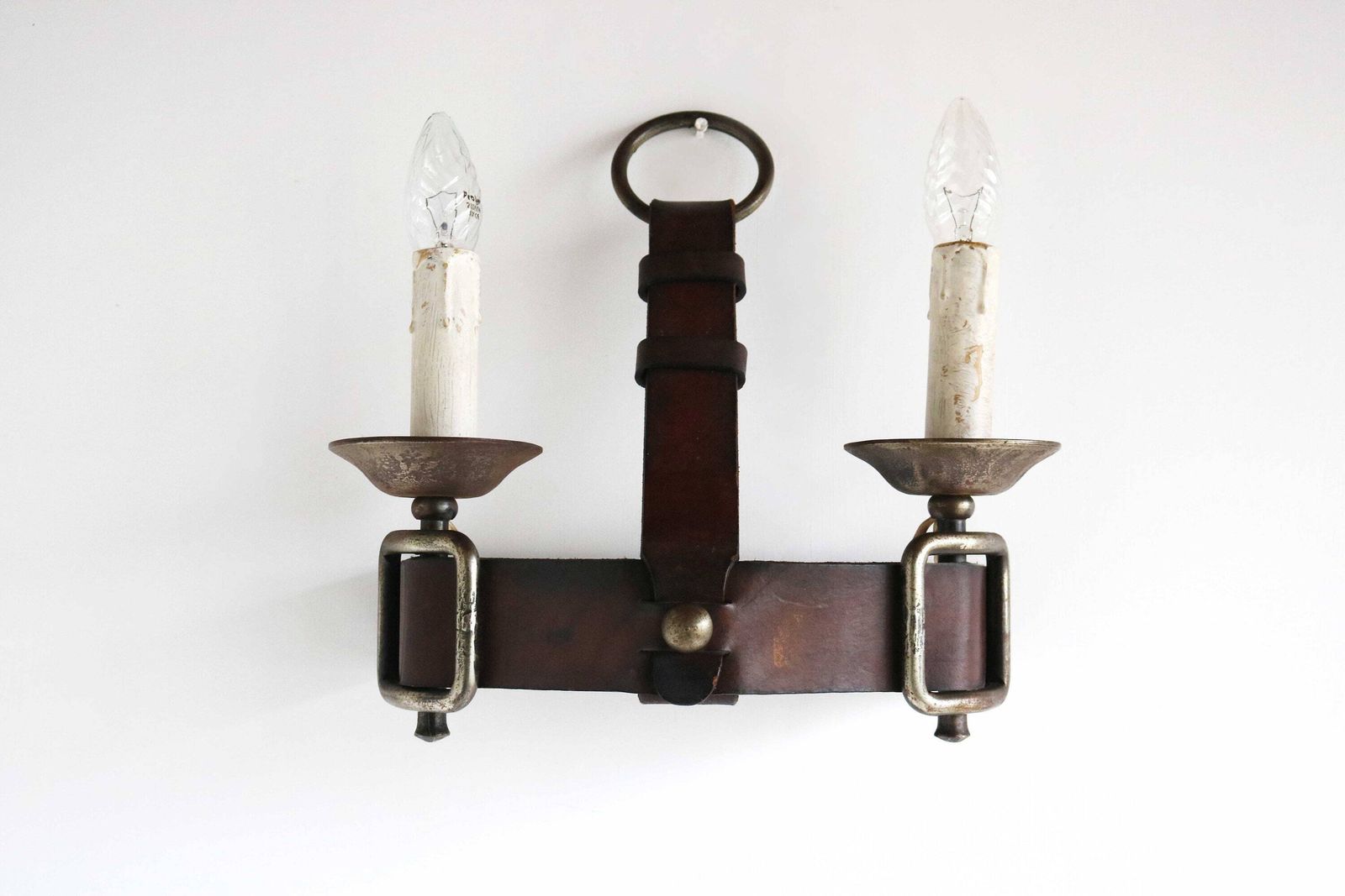 Wandlamp in de stijl van Jacques Adnet – leer en smeedijzer, ca. jaren 1950, mid-century, Frans brutalistisch