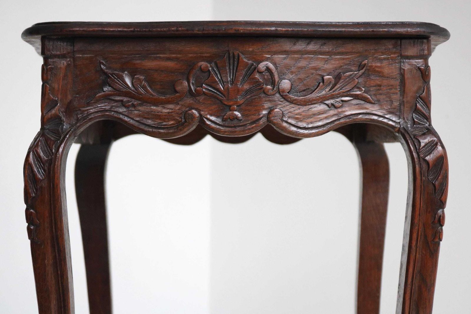 Antiek Frans Bijzettafeltje In Louis XV Stijl, Begin 1900s, Eiken, Handgesneden, Plantentafel, Wijntafel photo for sale