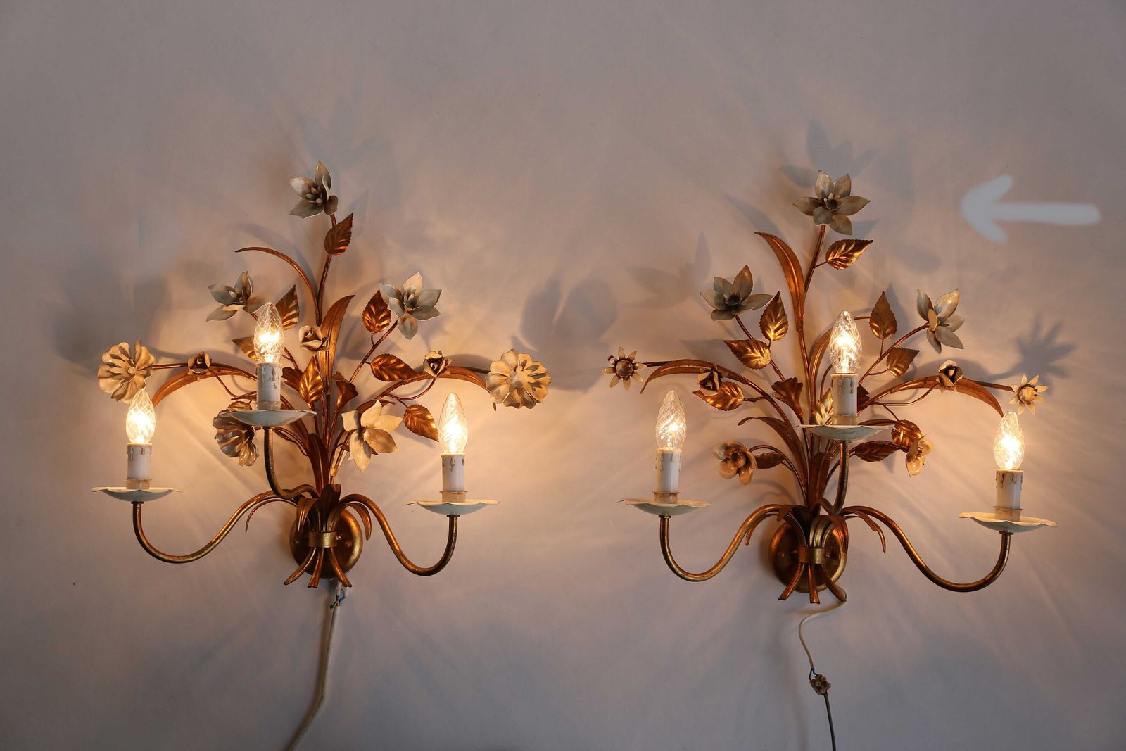 photo for sale Large Mid Century Bouquet Of Flowers Gilt Florentine Sconce Attributed By Hans Kögl 1960 Hollywood Regency Golden Wall Lamp Wall Light Gilt