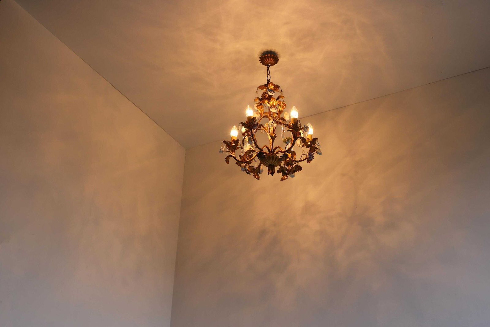 Italian Florentine Tole Chandelier Hand Made Ceramic Roses Hanging Crystals Pendant Ceiling Light Flowers Gold Plated Metal Acanthus Leaves photo 1281.0