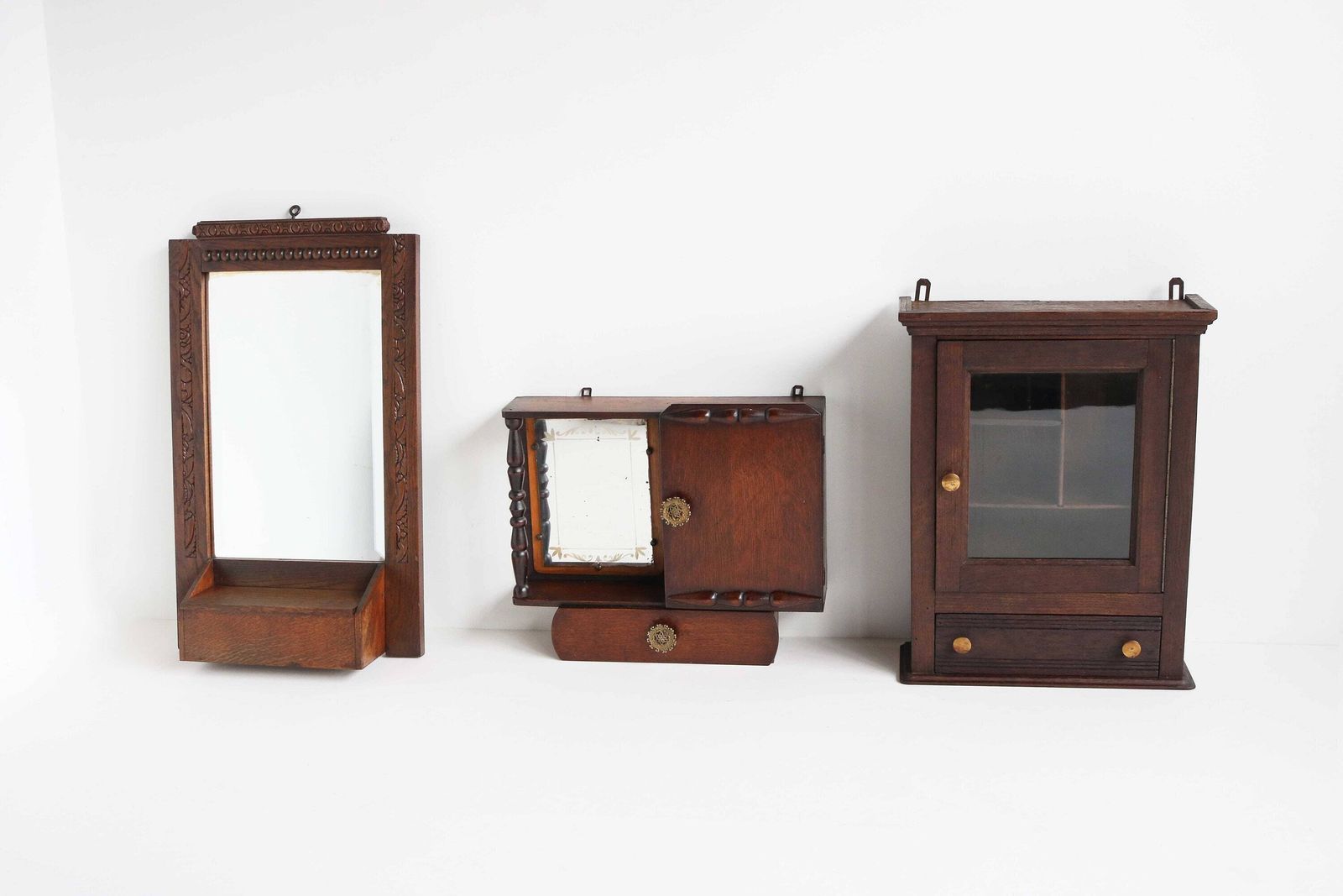 photo for sale Antiek Art Deco Houten Gesneden Facetspiegel – Badkamer/Entree/Hal Kastje, Klein Wandkastje Met Kammenlade, 1920/1930