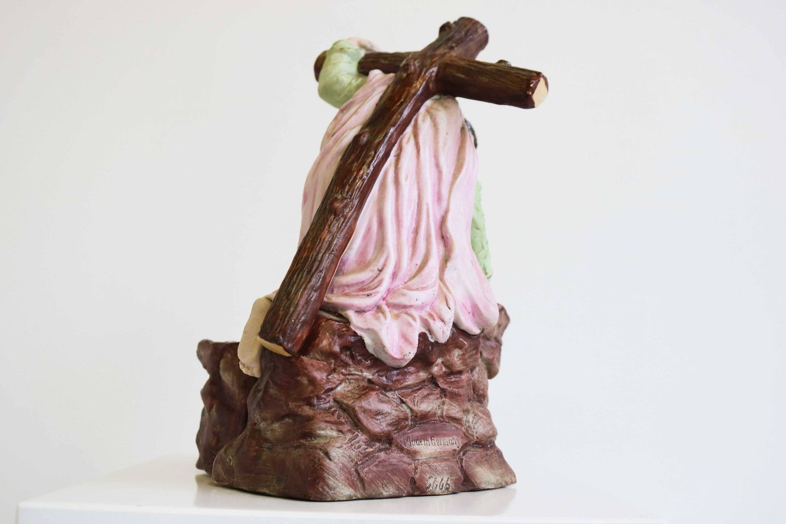 Biscuit Heilwatervat Jezus Met Kruis – Tafelmodel – Duitsland – Antiek – 19e Eeuw – Beeldje – Christus Draagt Het Kruis – Religieus – Ca. 1900 photo 346.0