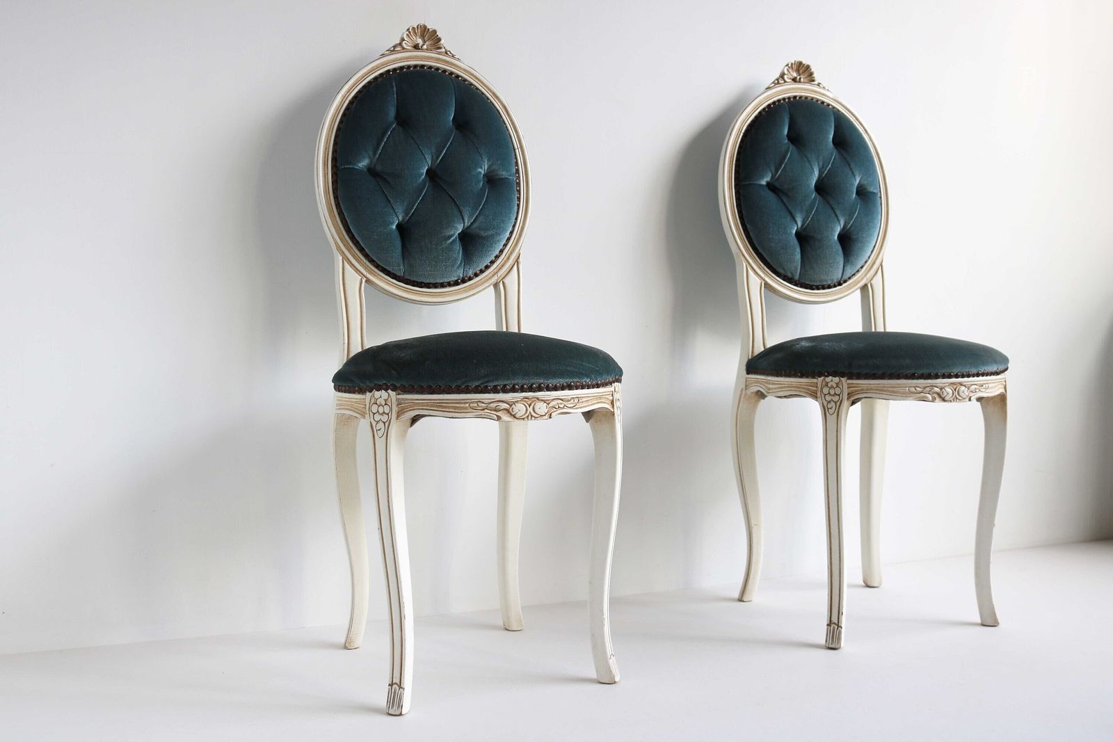 Italiaanse Stoelen Ca. Jaren 1960 – Blauw Fluweel – Kleine Sierstoelen – Twee Handgesneden Stoelen – Regency Barok Stijl – Louis XV