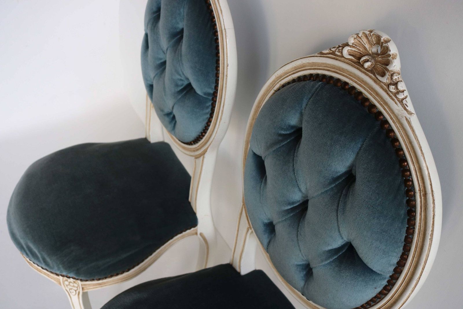 Italiaanse Stoelen Ca. Jaren 1960 – Blauw Fluweel – Kleine Sierstoelen – Twee Handgesneden Stoelen – Regency Barok Stijl – Louis XV photo Meubels