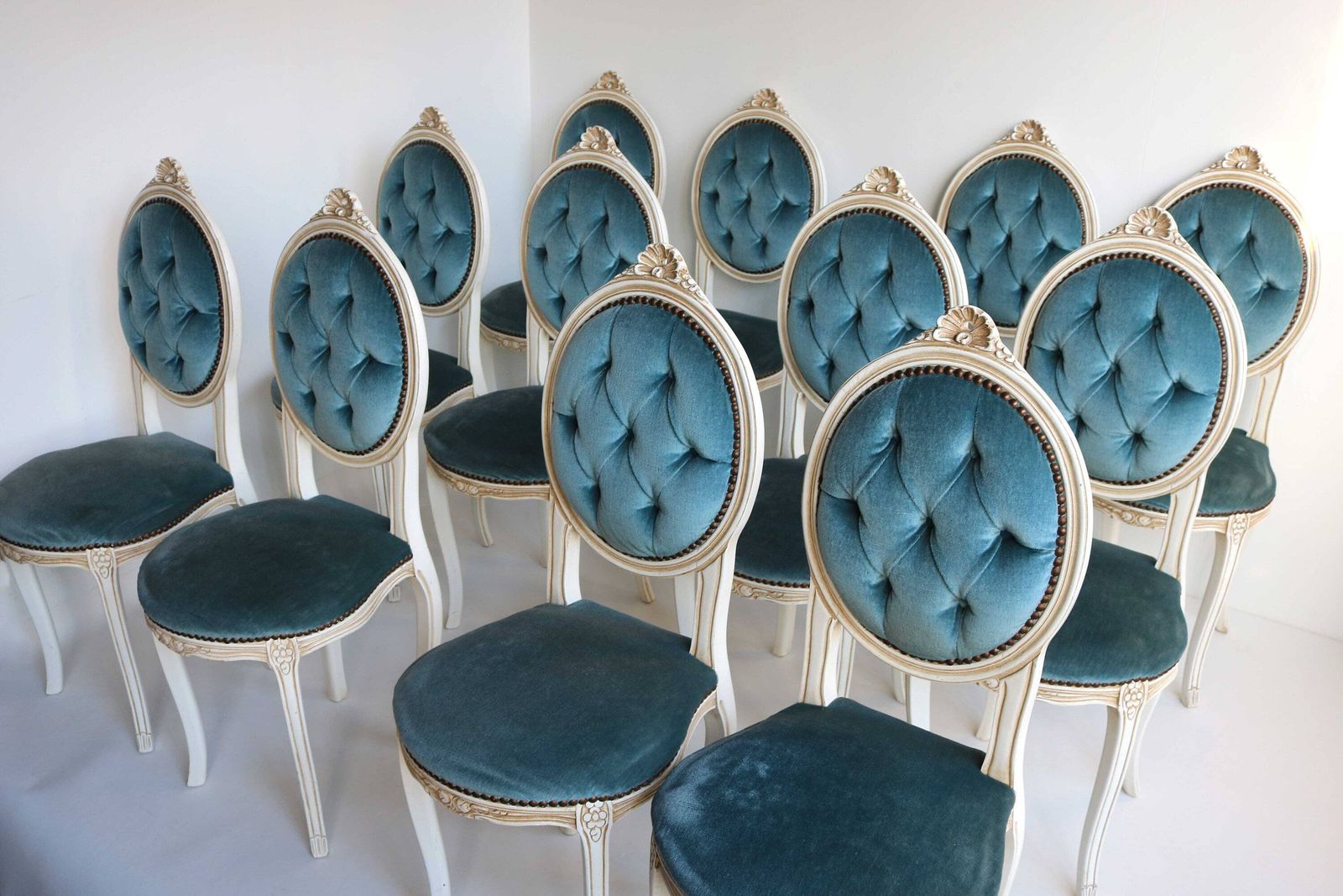 photo for sale Italiaanse Stoelen Ca. Jaren 1960 – Blauw Fluweel – Kleine Sierstoelen – Twee Handgesneden Stoelen – Regency Barok Stijl – Louis XV