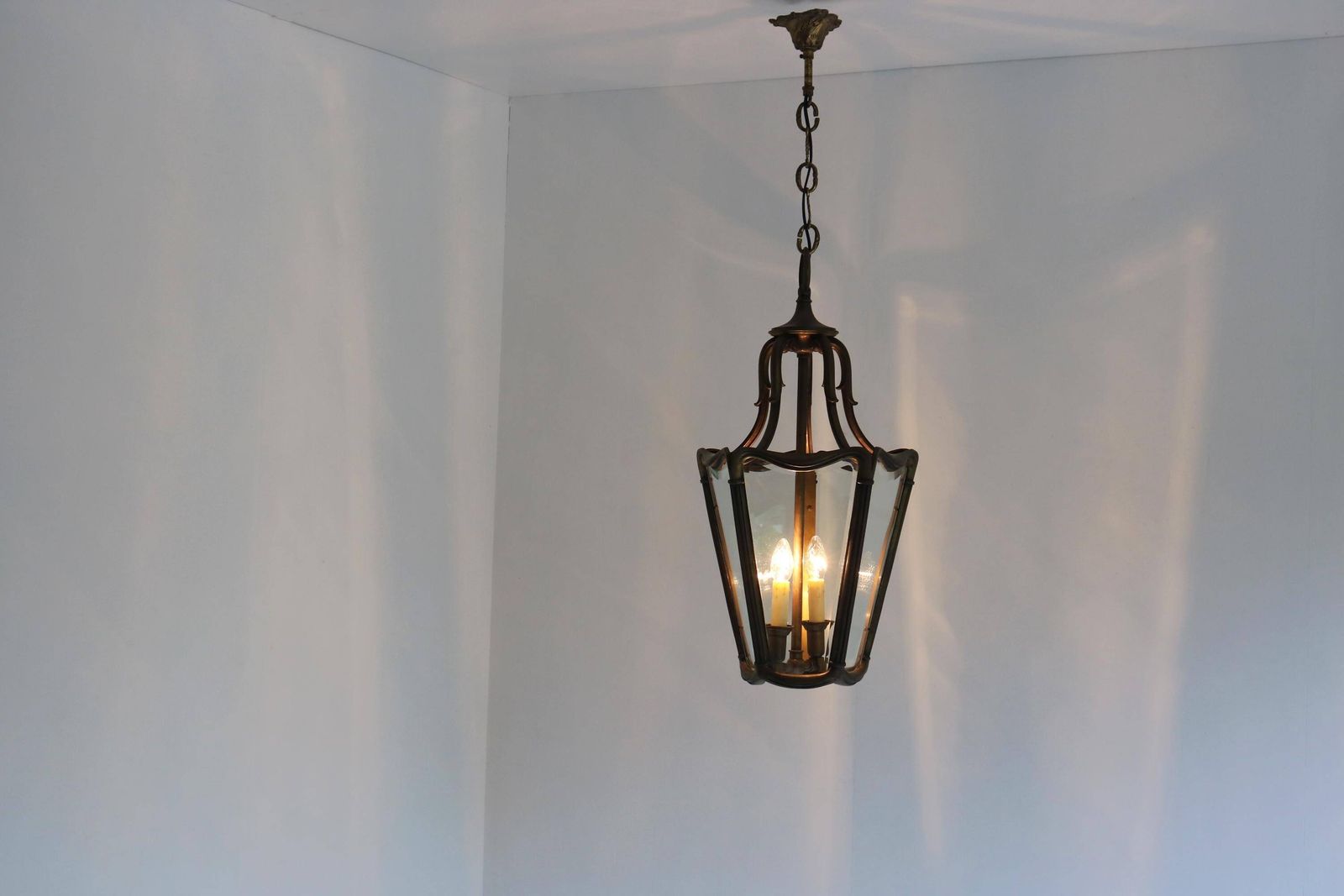 Antieke Edwardiaanse Bronzen Hanglantaarn Met Geslepen Glas | Jugendstil | Vijfhoekig | Plafondlamp | Ca. 1910
