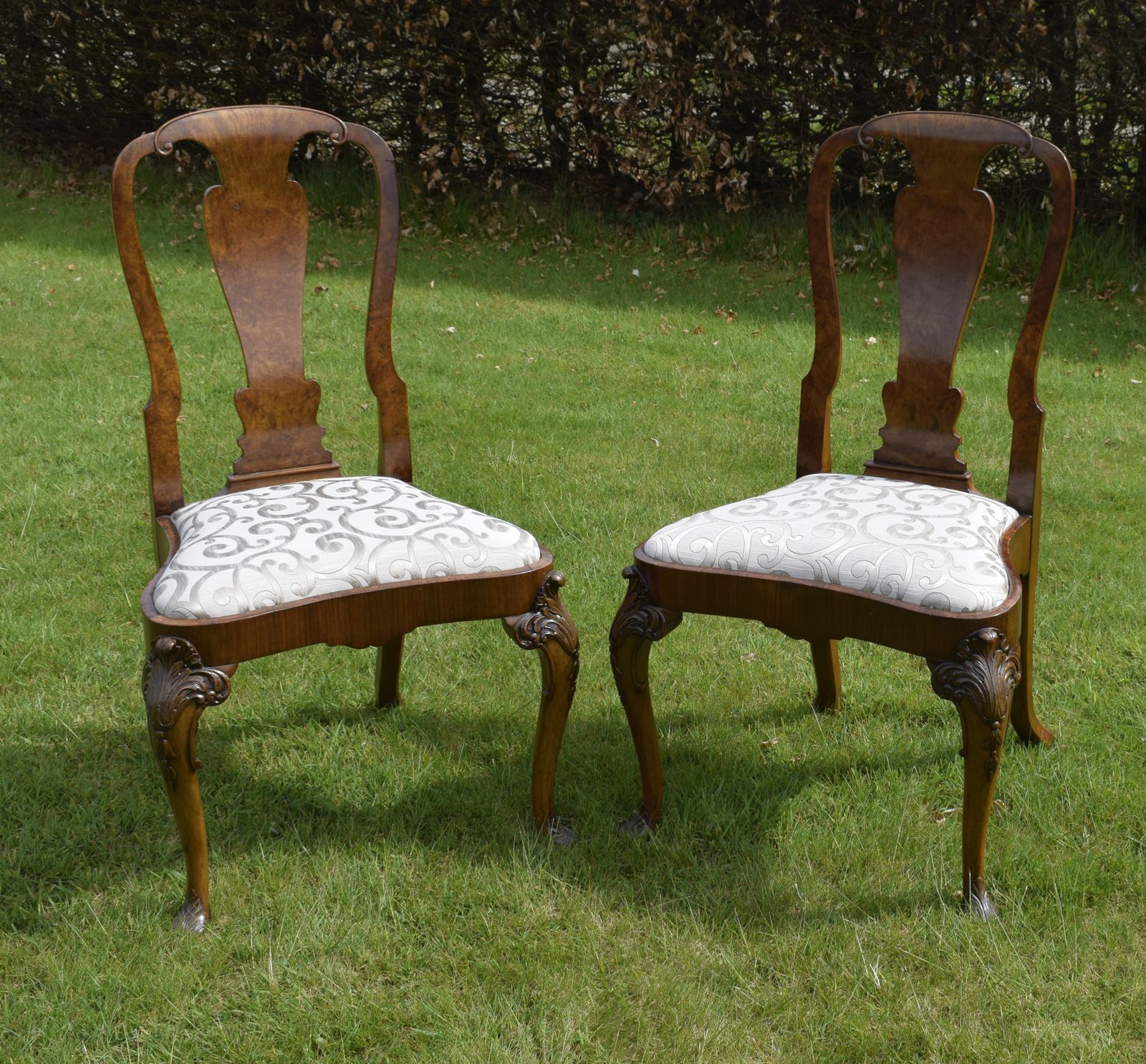 photo furniture Pair Of Quality Walnut Chairs, 1800s