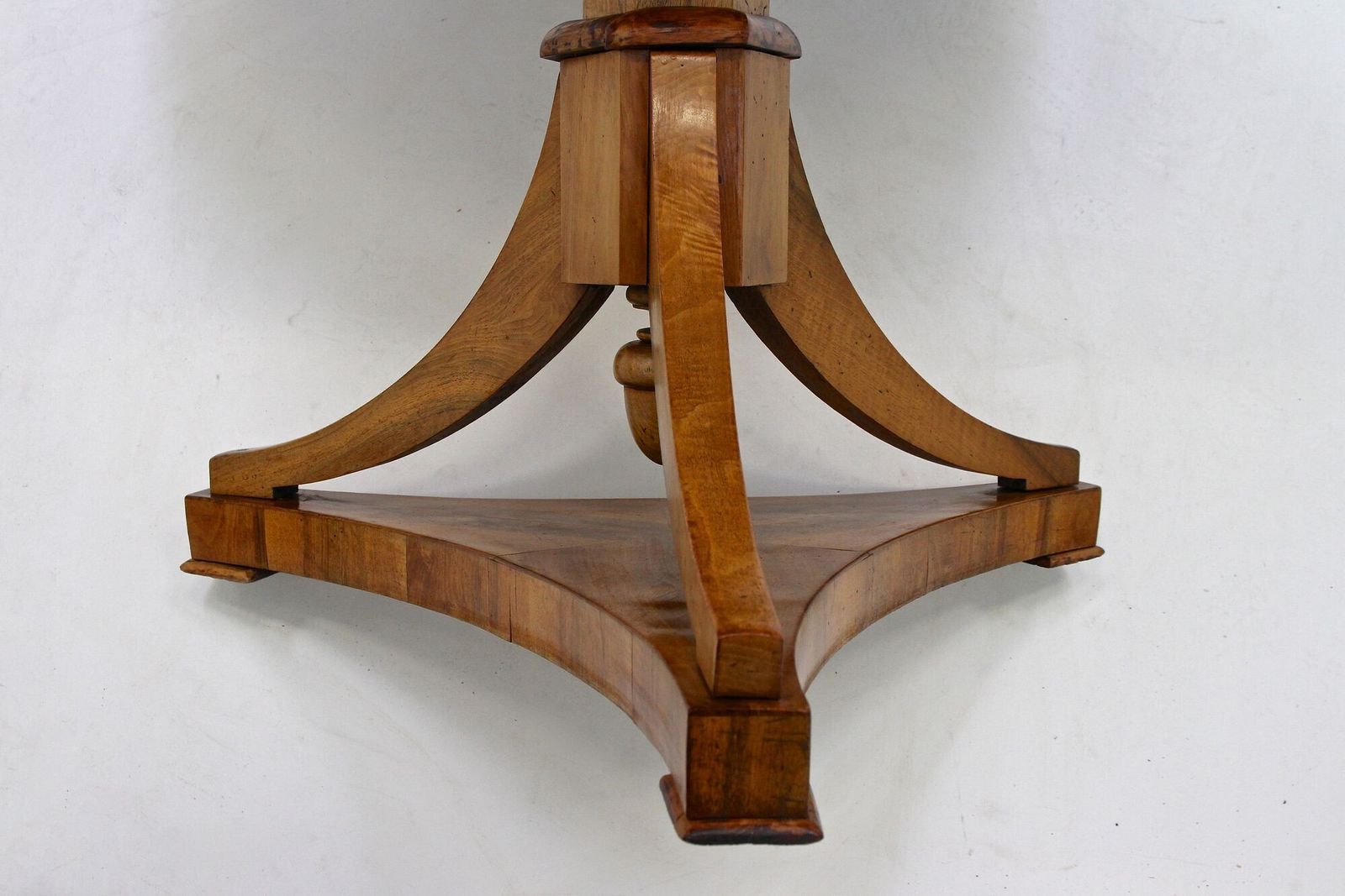 photo vintage 19th Century Biedermeier Walnut Center/ Dining Table, Polished   At Ca. 1830