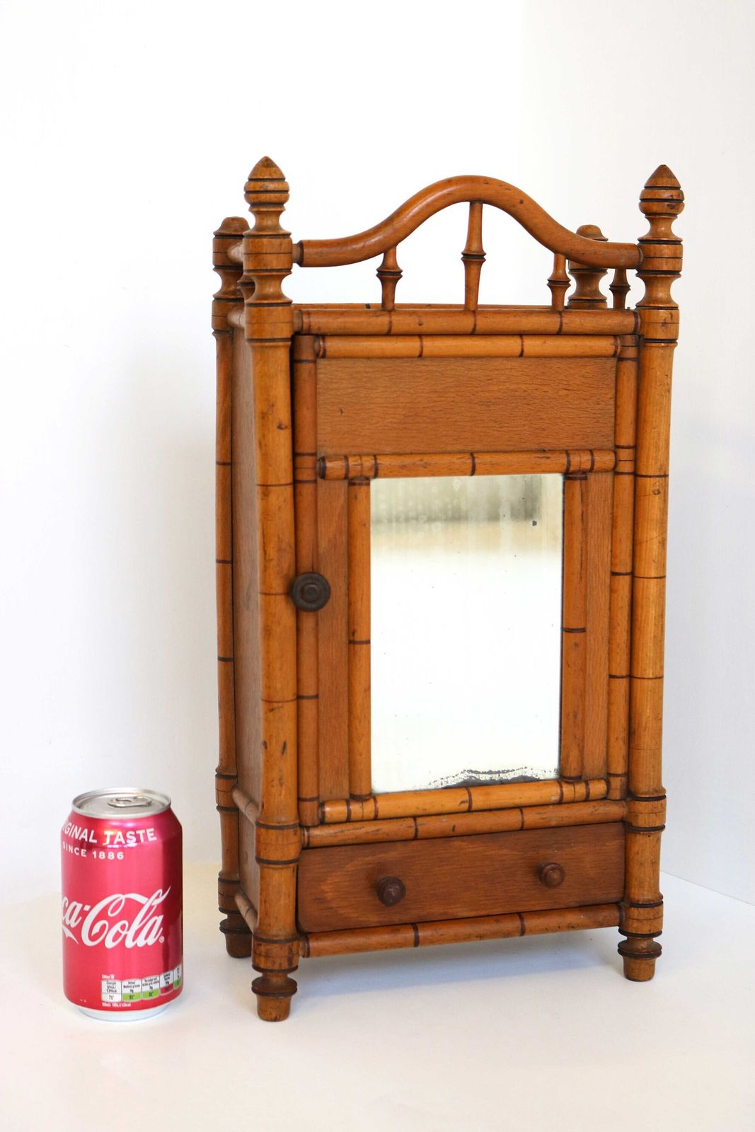 photo furniture Klein Antiek Faux Bamboe Miniatuurkastje Met Spiegel – Frans Miniatuur Kledingkastje, Ca. Jaren 1920, Poppenkast