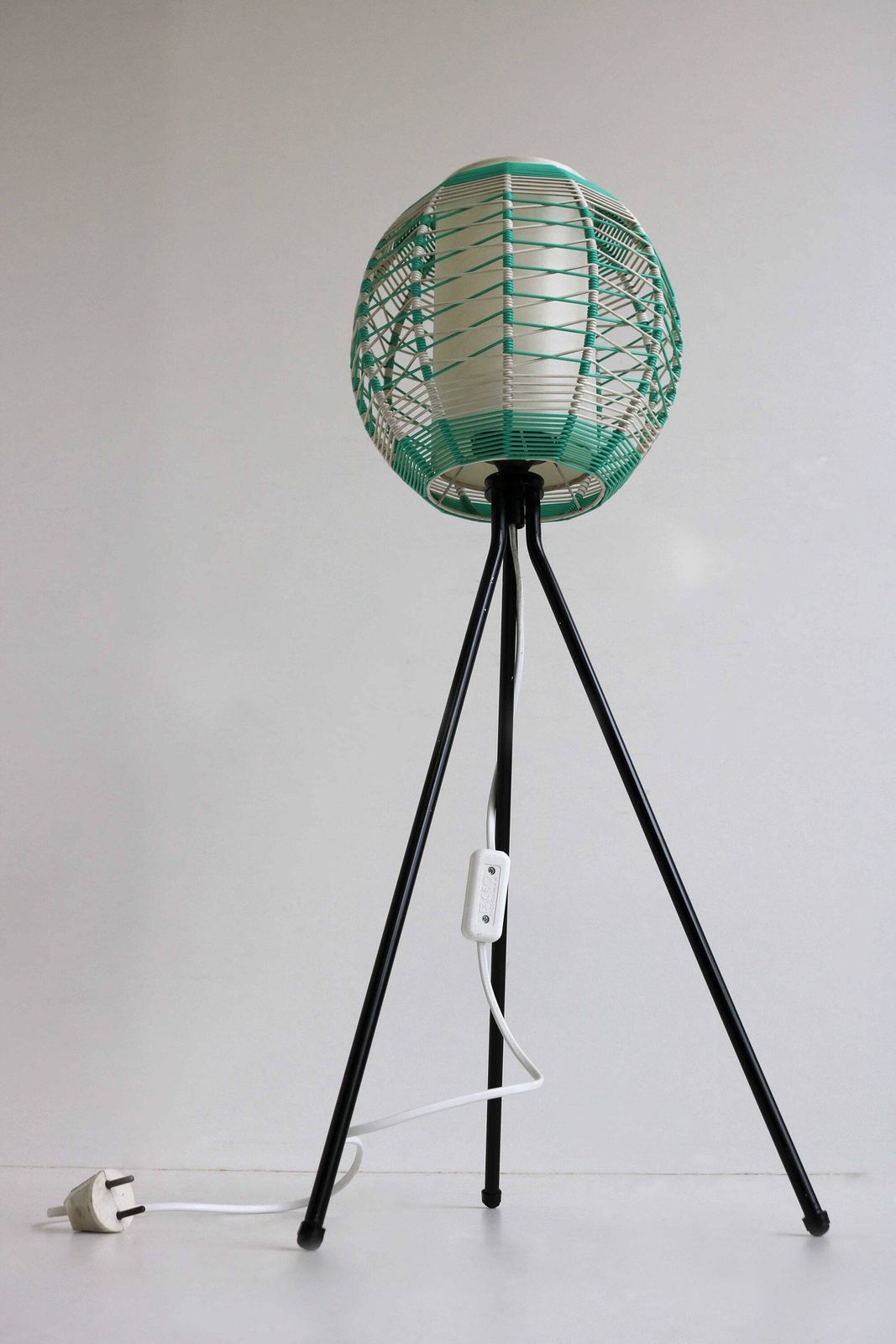 Vintage Driepoot Vloerlamp Uit De Jaren 1960 – Mid Century Modern Minimalistische Lamp Met Vinyl Koordkap photo 346.0