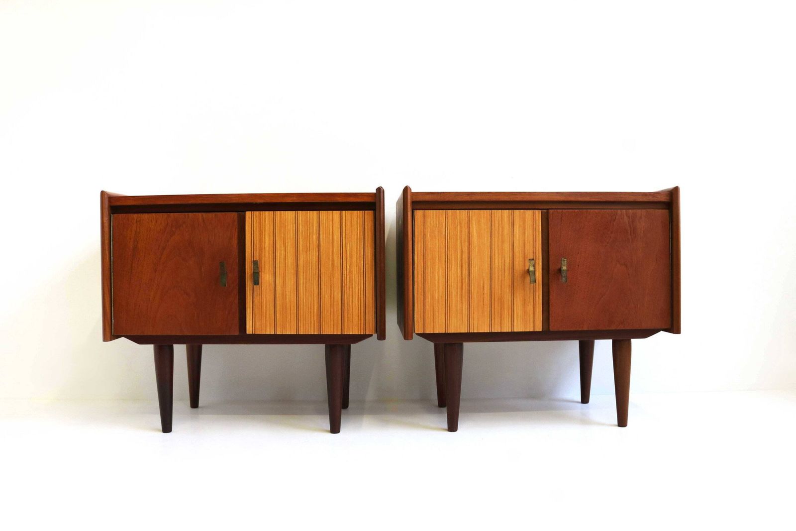 Paar Mid Century Modern Teakhouten Nachtkastjes Met Twee Houtskleuren En Messing Details – Scandinavisch/Deens Design, Ca. Jaren 1960 – Bijzettafel