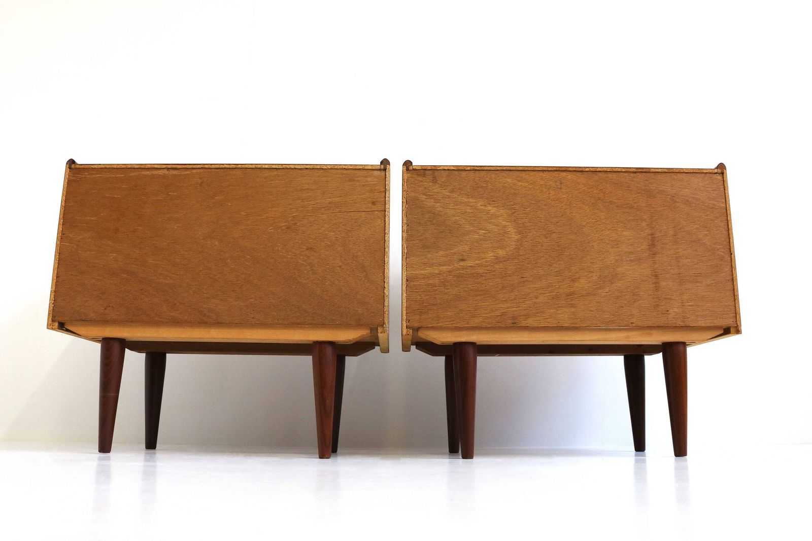 photo for sale Paar Mid Century Modern Teakhouten Nachtkastjes Met Twee Houtskleuren En Messing Details – Scandinavisch/Deens Design, Ca. Jaren 1960 – Bijzettafel