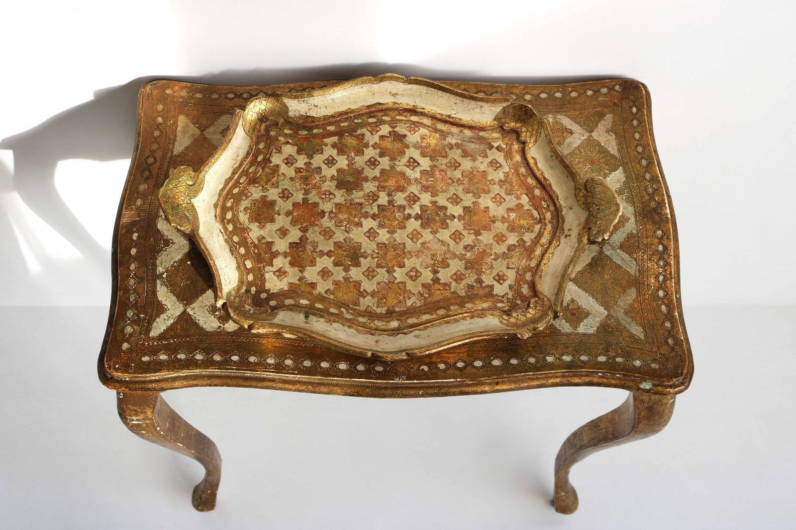 Italiaanse Florentijnse Vergulde Houten Bijzettafel En Dienblad In Hollywood Regency Stijl – Decoratieve Wandtafel / Halтаfel photo furniture