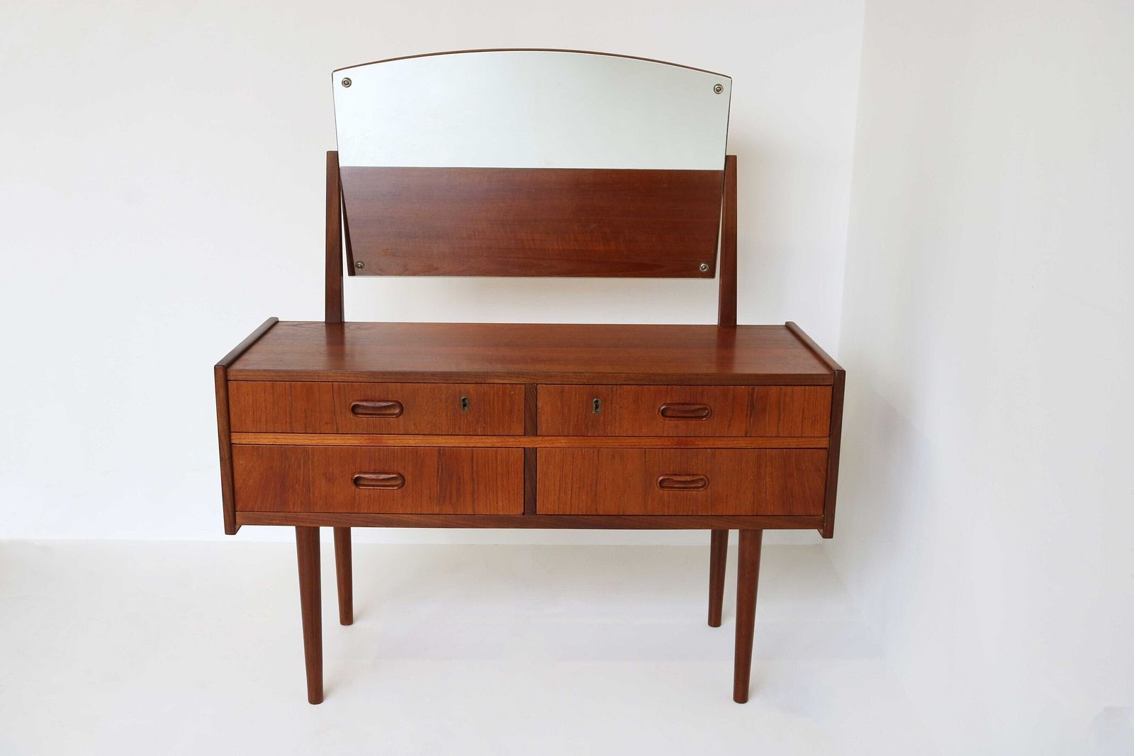 Scandinavisch Modern Teakhouten Kaptafel Of Ladekast Met Spiegel – Bijzettafel, Wandtafel, Slaapkamermeubilair – Mid Century Modern photo Meubels